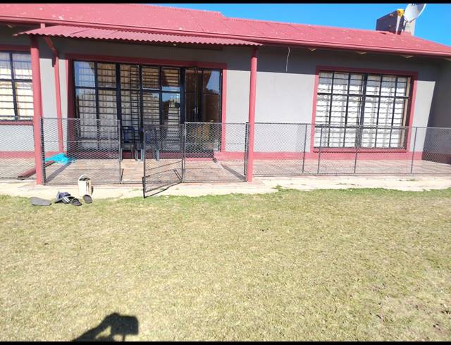 3 BEDROOM FREEHOLD FOR SALE IN DURNACOL
